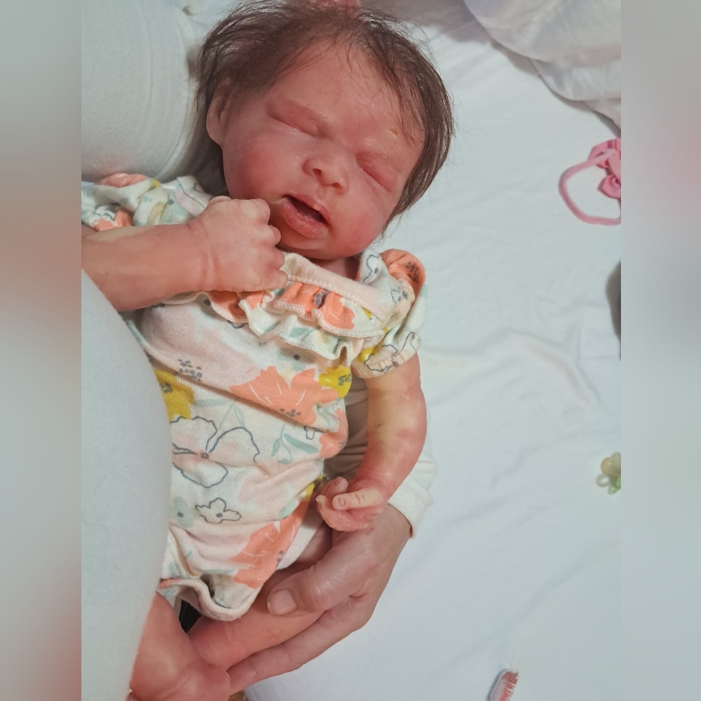 Realistic marshmallow silicone baby girl doll - Picture 11 of 17